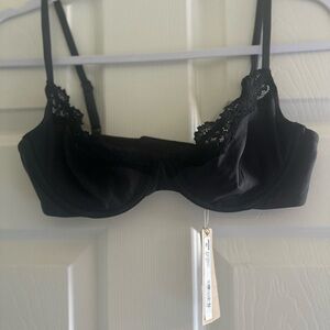 Skims FITS EVERYBODY LACE
UNLINED DEMI BRA size 34C brand new with tags.